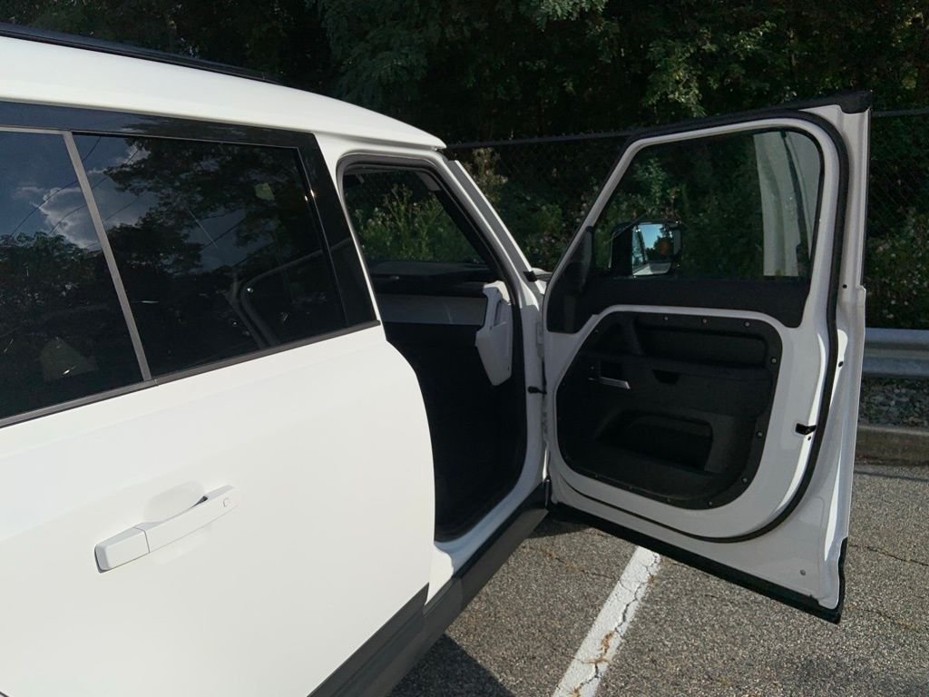 Used 2025 White Land Rover S image 17