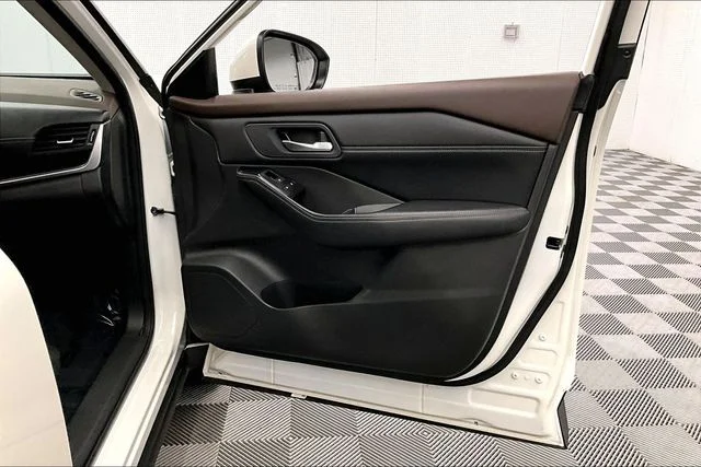 Used 2023 Pearl White Tricoat Nissan SV image 22