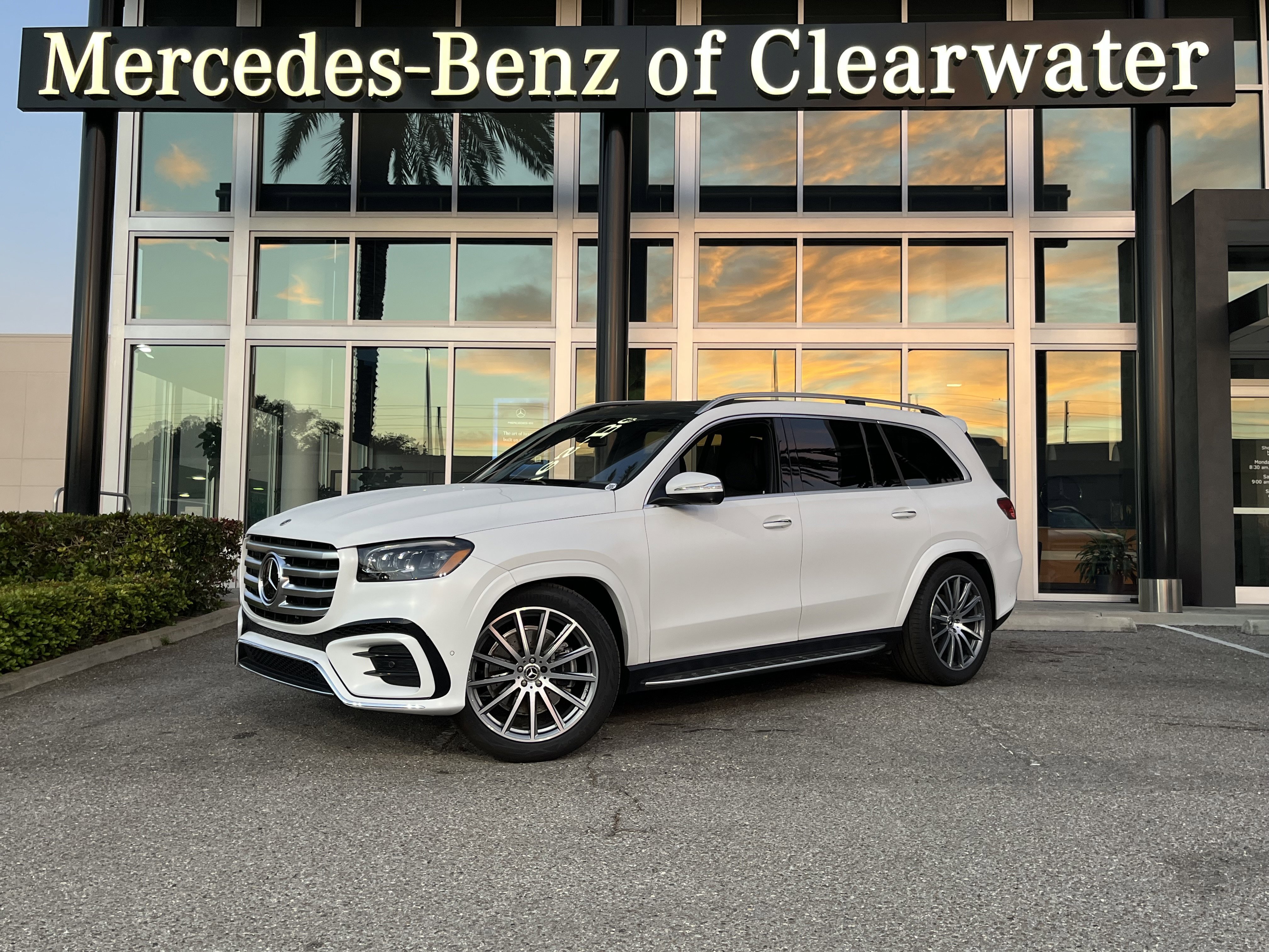 New 2026 MANUFAKTUR Moonlight White Magno Mercedes-Benz GLS 580 image 1