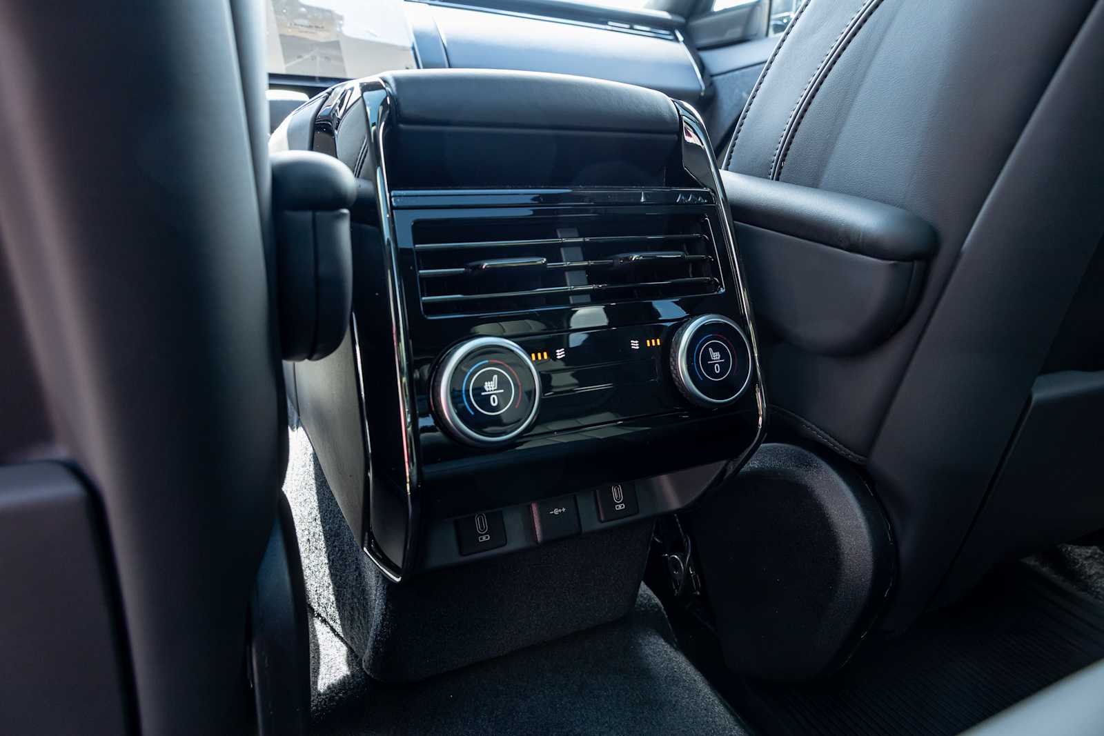 New 2026 BLACK Land Rover SE image 34