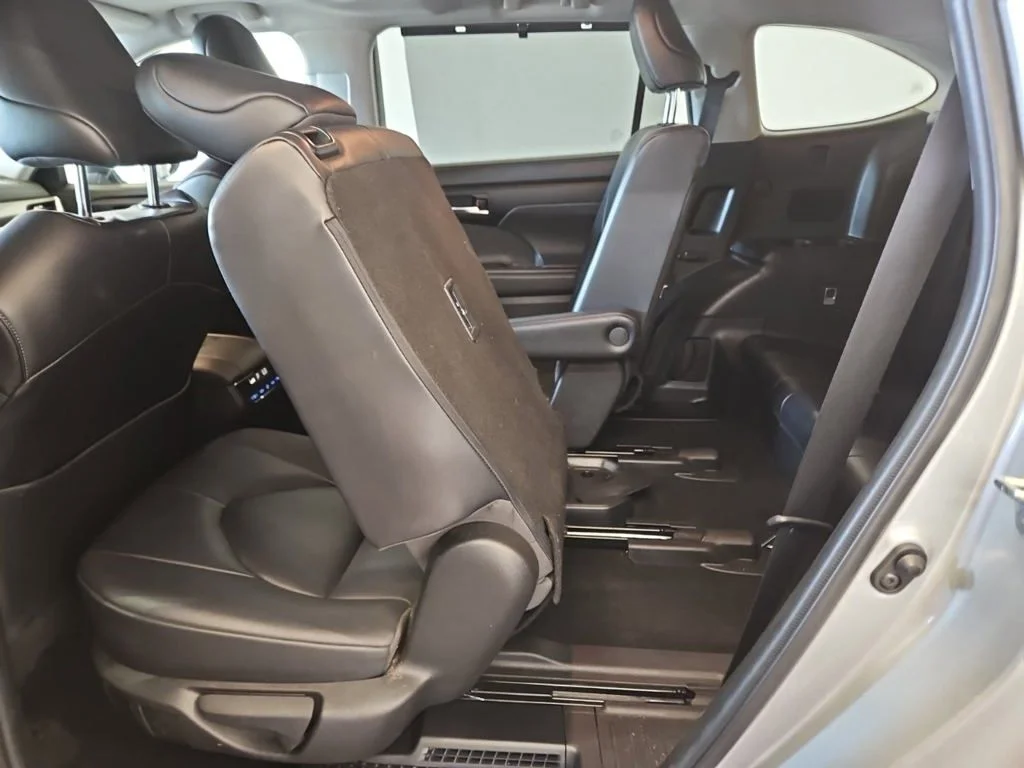 Used 2022 Silver Toyota XLE image 9