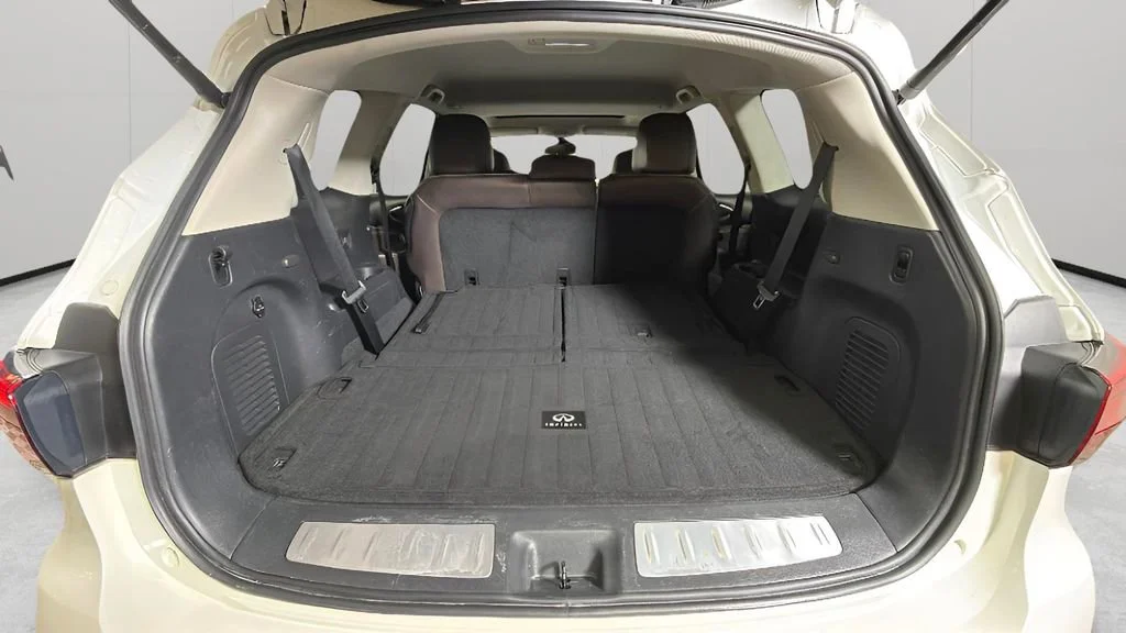 Used 2019 White INFINITI LUXE image 32