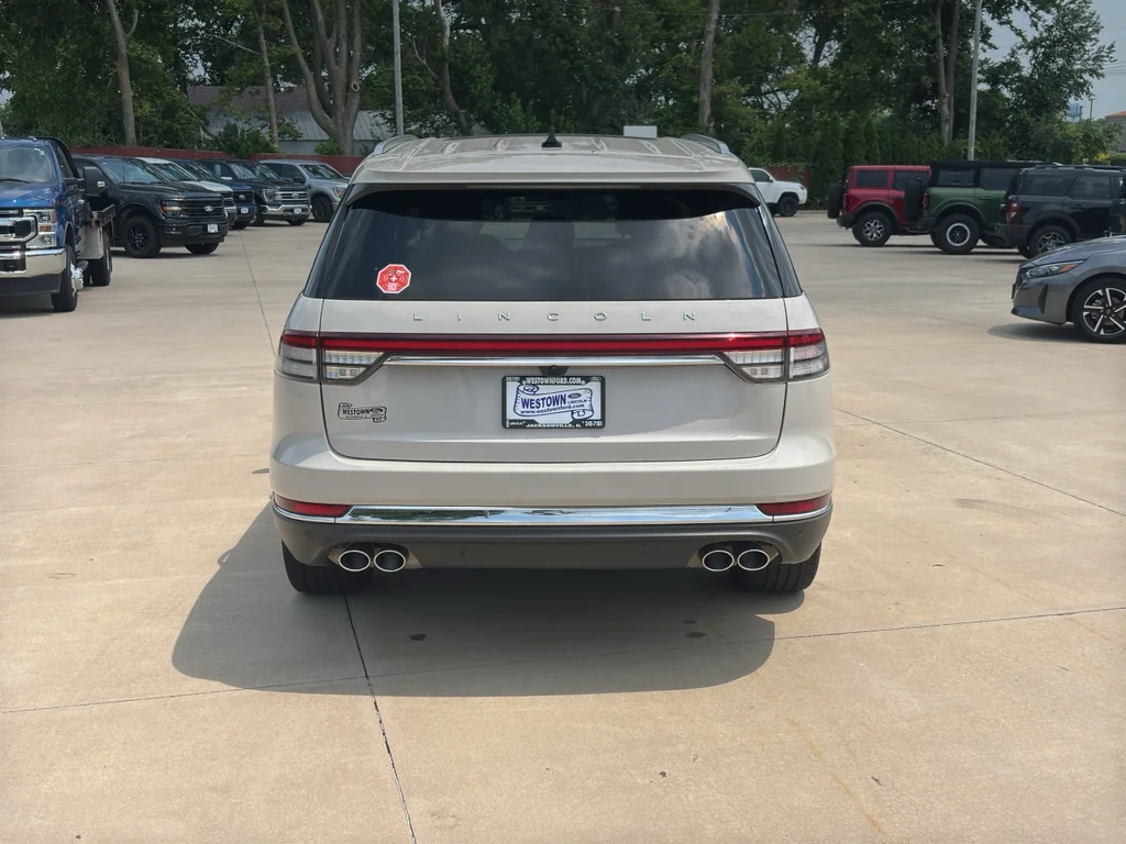 Used 2022 Ceramic Pearl Metallic Lincoln Reserve image 5
