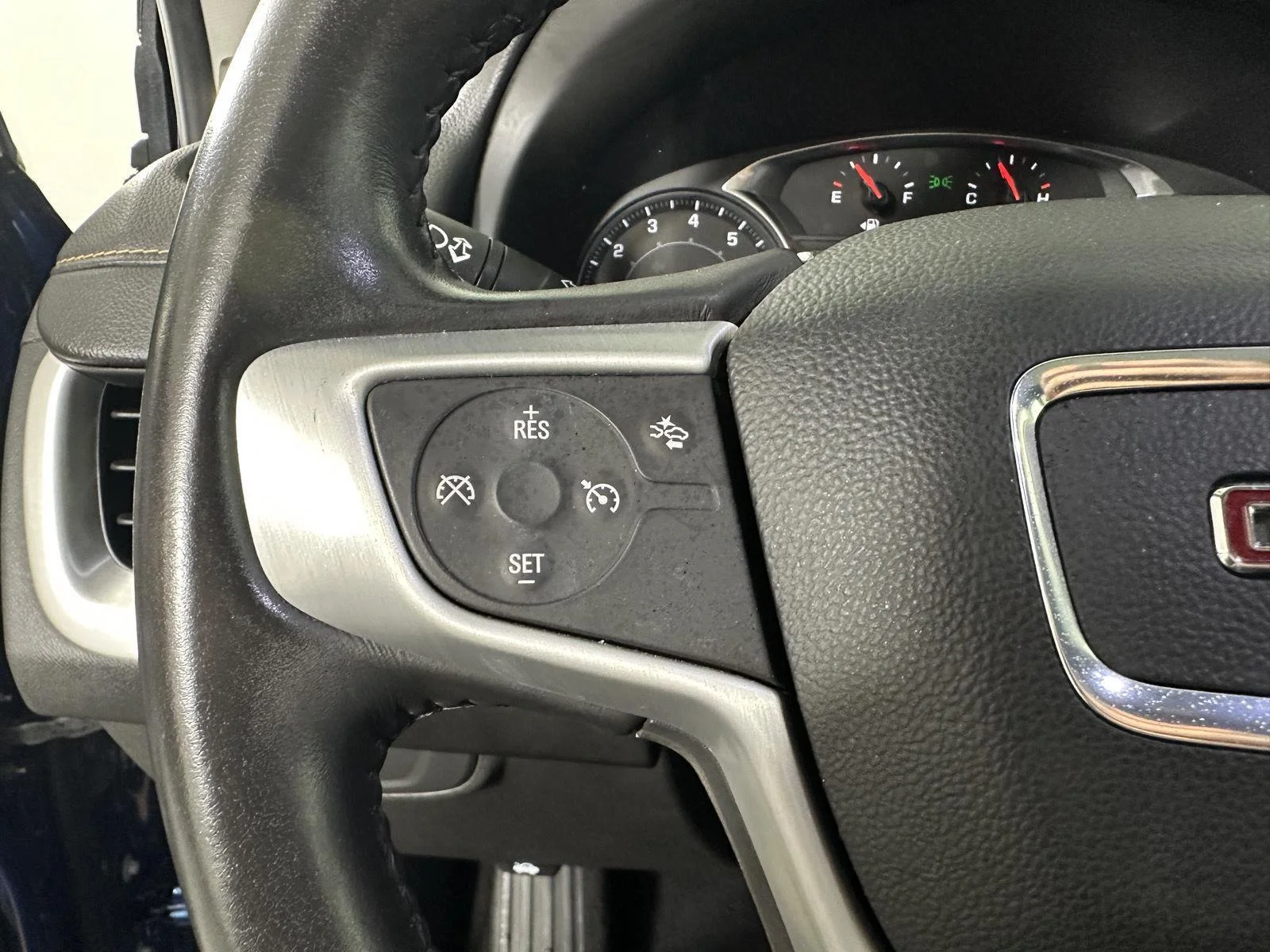 Used 2021 Blue Emerald Metallic GMC SLE image 26