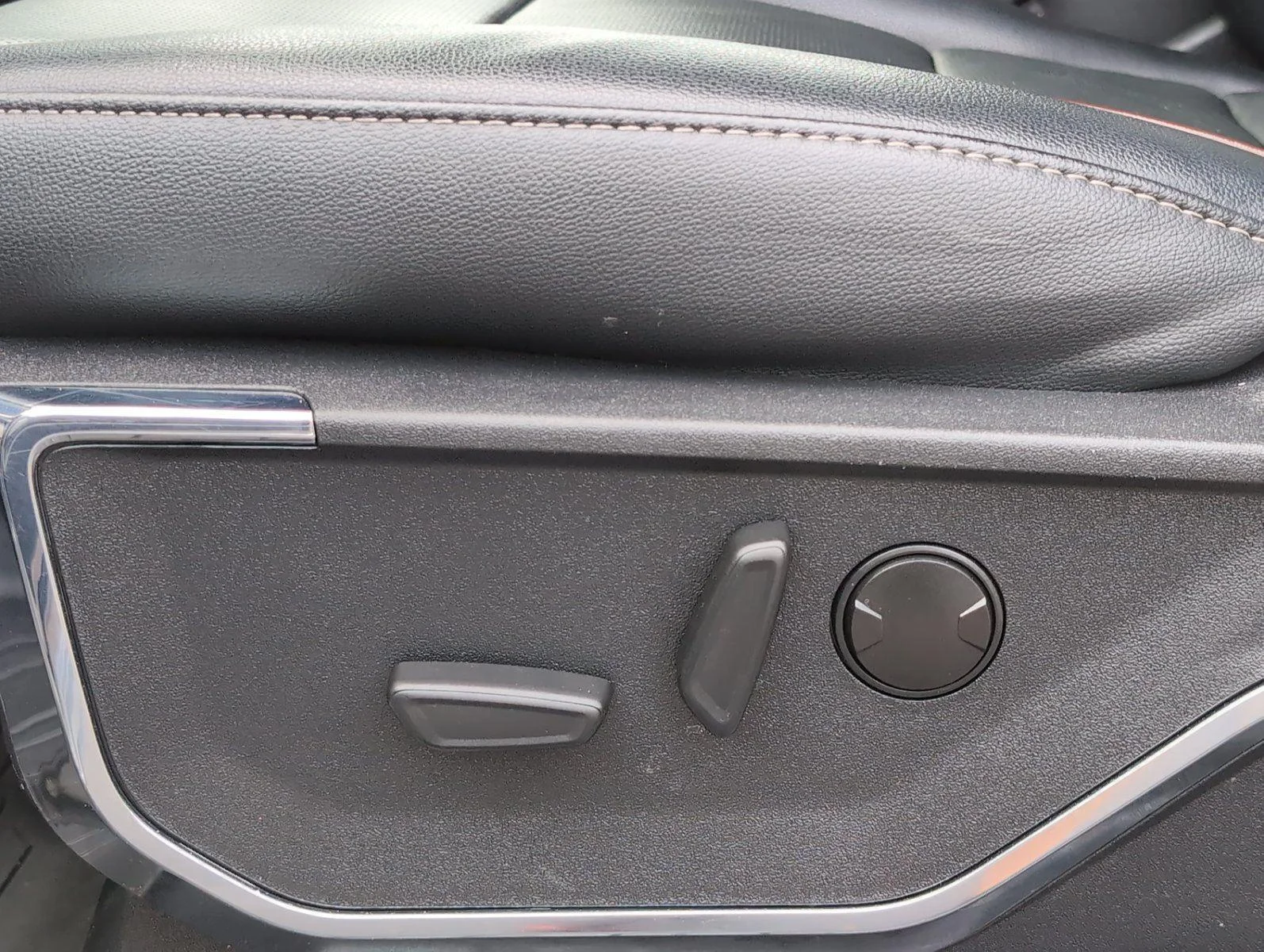 Used 2023 Iconic Silver Ford LARIAT image 18