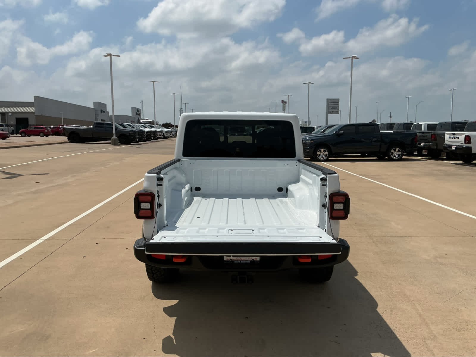 New 2026 Bright White Clear-Coat Exterior Paint Jeep Mojave image 10