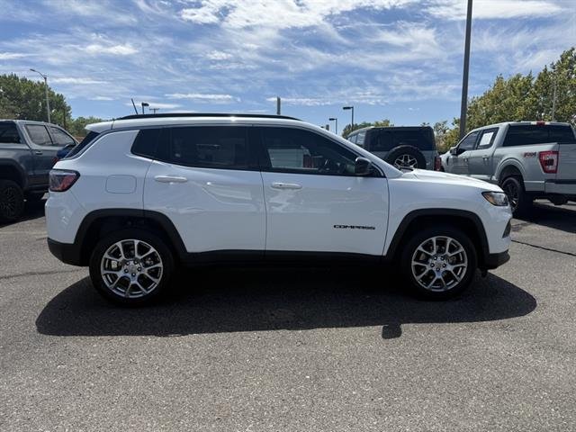 2022 Jeep Compass Latitude Lux photo 3
