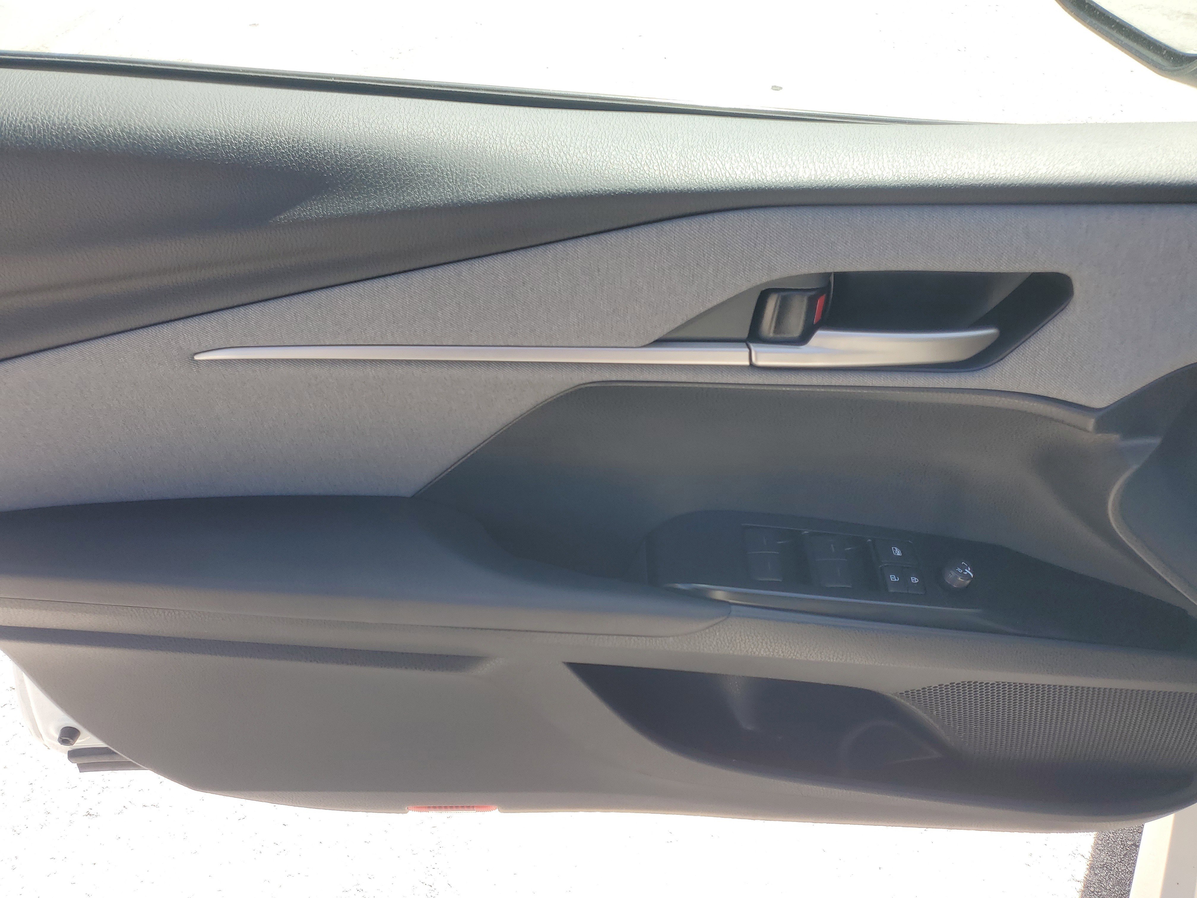 Used 2025 Ice Toyota LE image 18