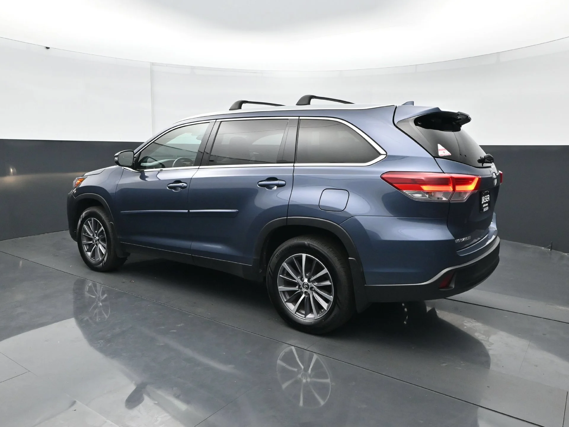 Used 2019  Toyota SE image 4