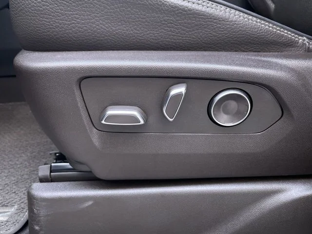 2024 GMC Yukon Denali - Photo 12