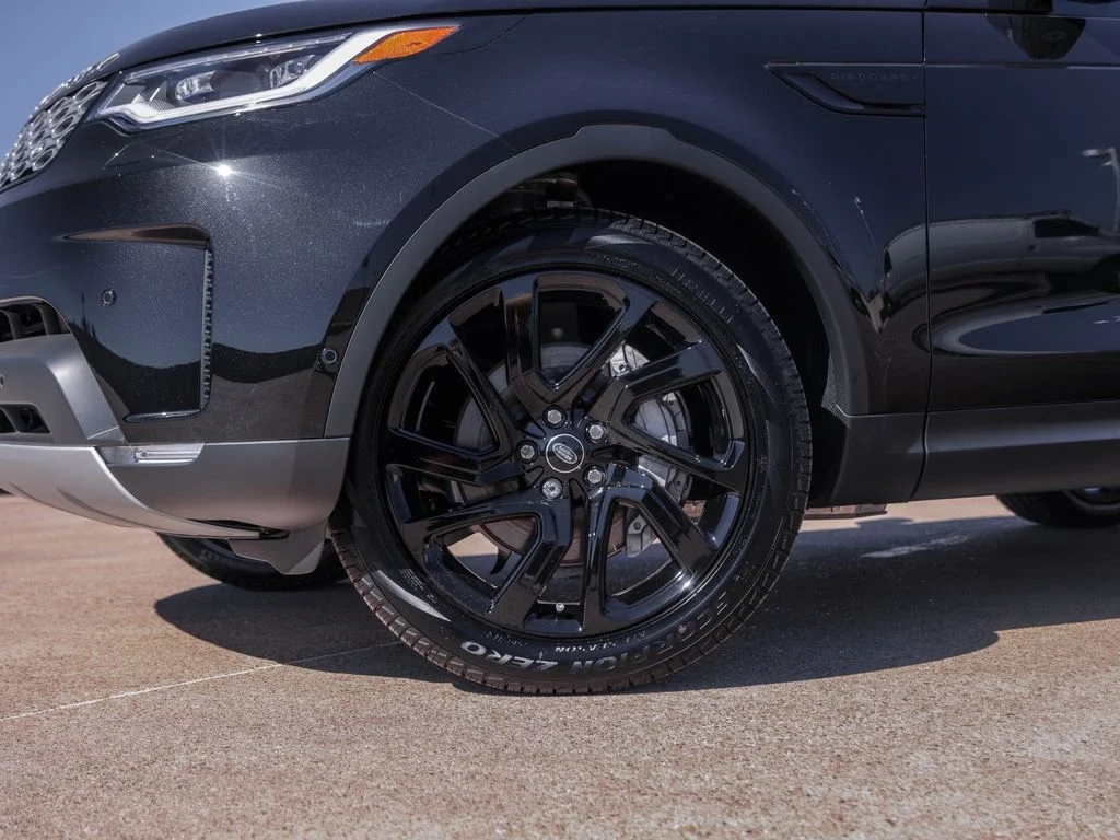 Used 2025 Santorini Black Metallic Land Rover S image 3