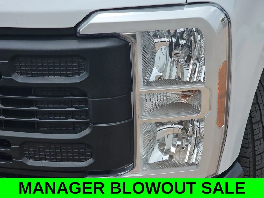 2026 Ford F-350 Super Duty Chassis Cab XL - Photo 32