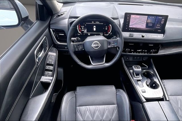 Used 2025 White Nissan Platinum image 5