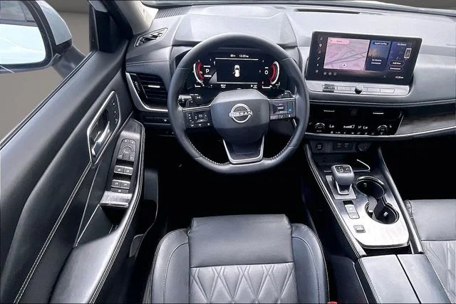 Used 2025 White Nissan Platinum image 5