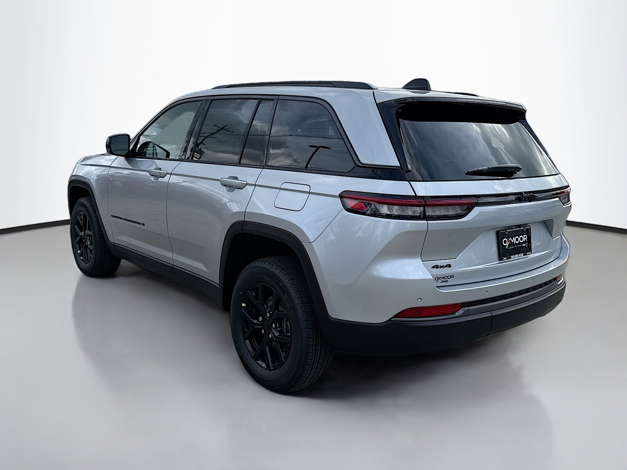New 2026 Silver Zynith Exterior Paint Jeep Laredo Altitude image 6