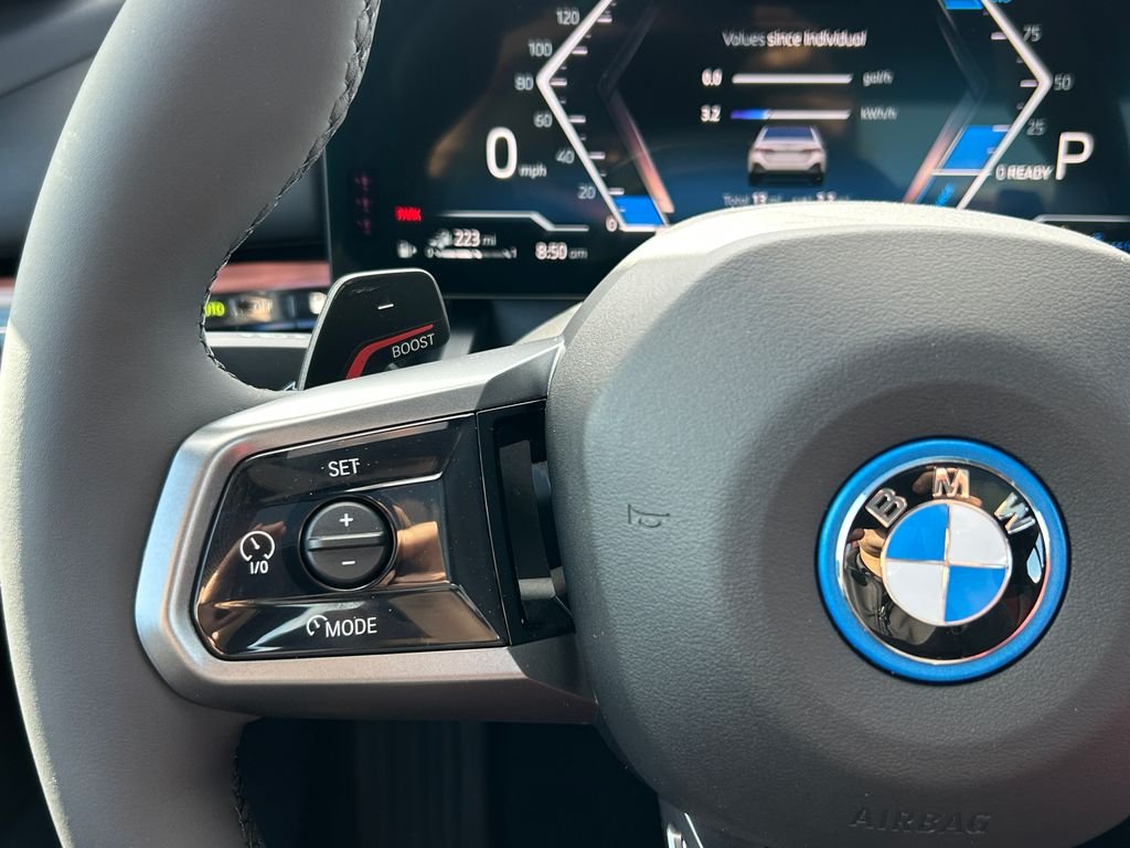 New 2027 Mineral White Metallic BMW 550e xDrive image 19