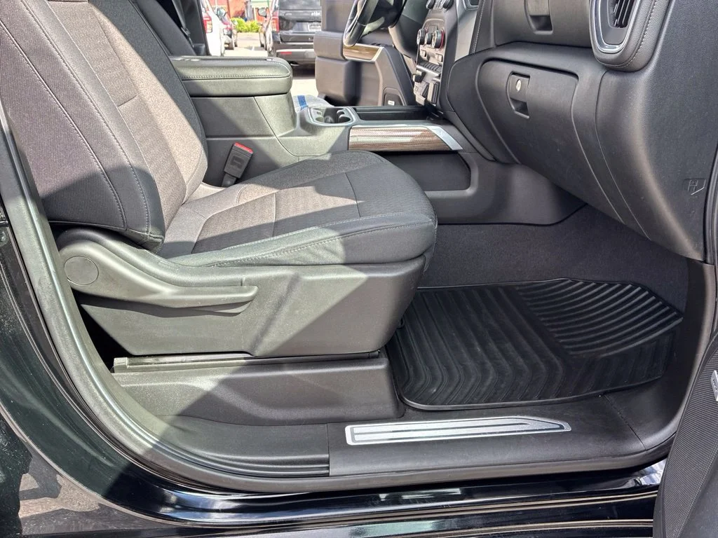 Used 2019 BLACK Chevrolet RST image 32