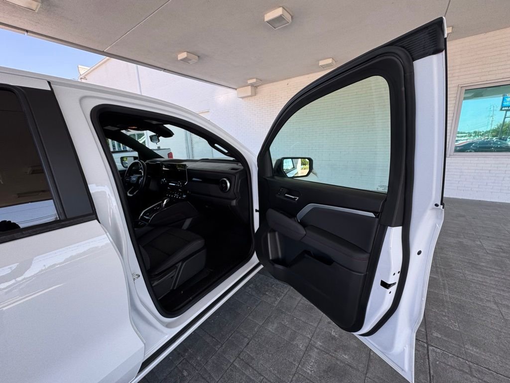 Used 2023 White Chevrolet Z71 image 15