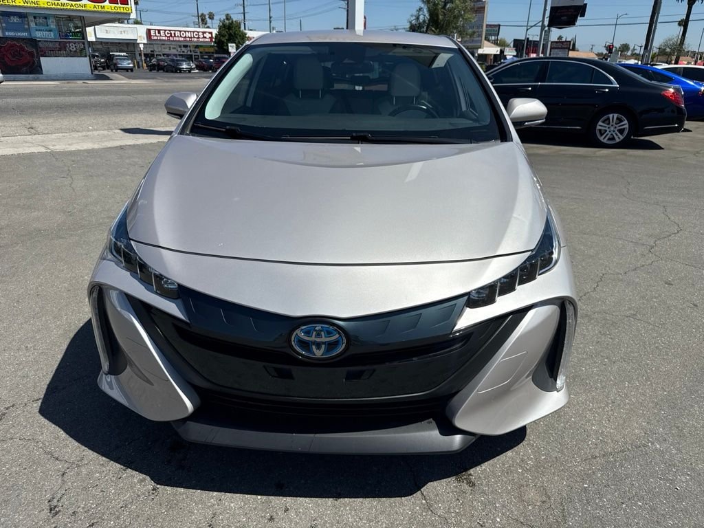 Used 2020 Silver Toyota XLE image 3
