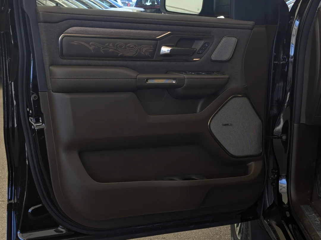 New 2026 Black RAM Limited Longhorn - - 4x4 - 5.7L HEMI V8 eTorque - Premium Leather - Pano Sunroof & More! image 12