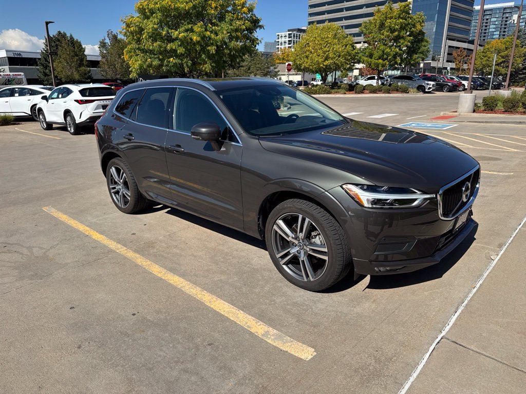 Used 2020 Green Volvo T5 Momentum image 2