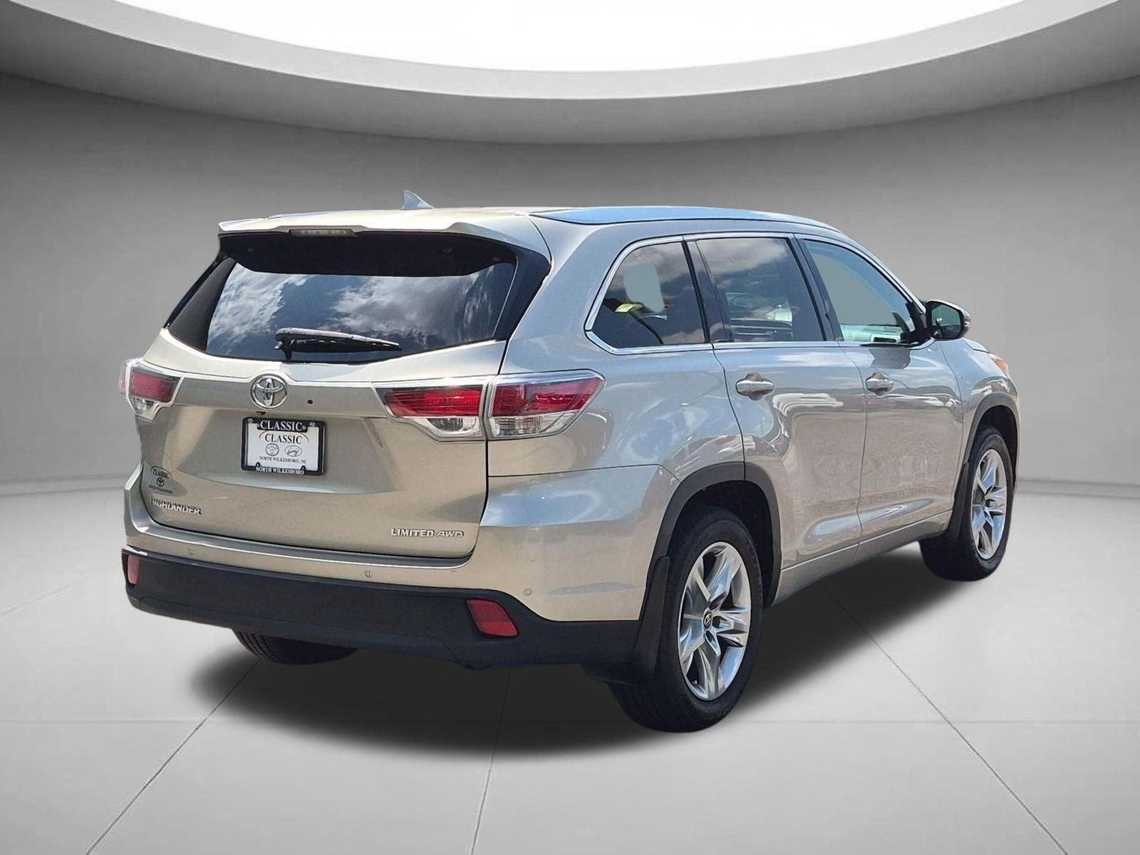 Used 2016  Toyota Limited image 5