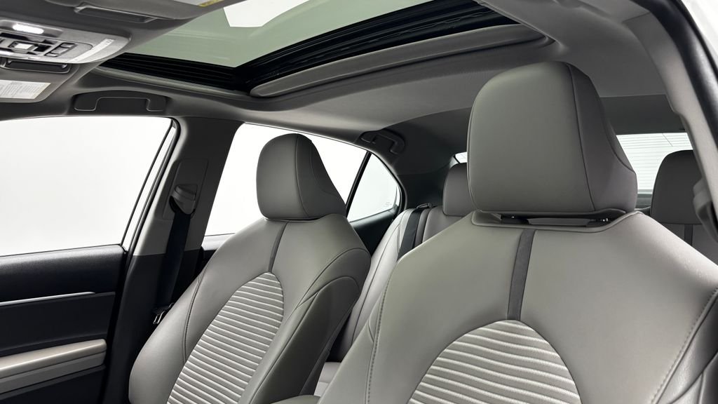 Used 2020 White Toyota SE image 16