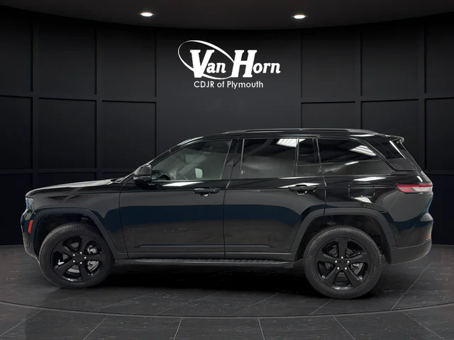 Used 2024 Diamond Black Crystal Pearlcoat Jeep Limited image 4
