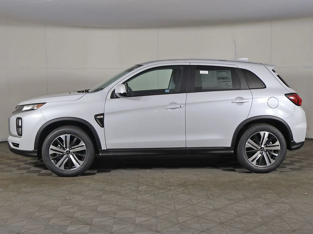 New 2027 White Mitsubishi 2.0 ES AWC image 14