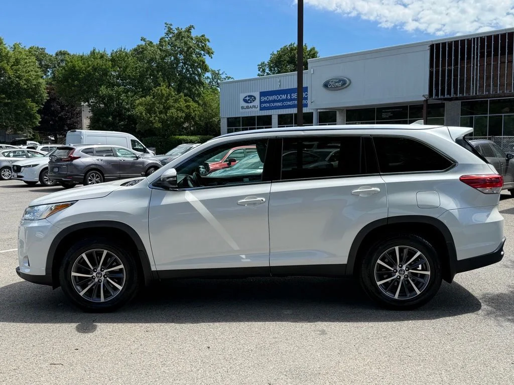 Used 2019 White Toyota XLE image 5