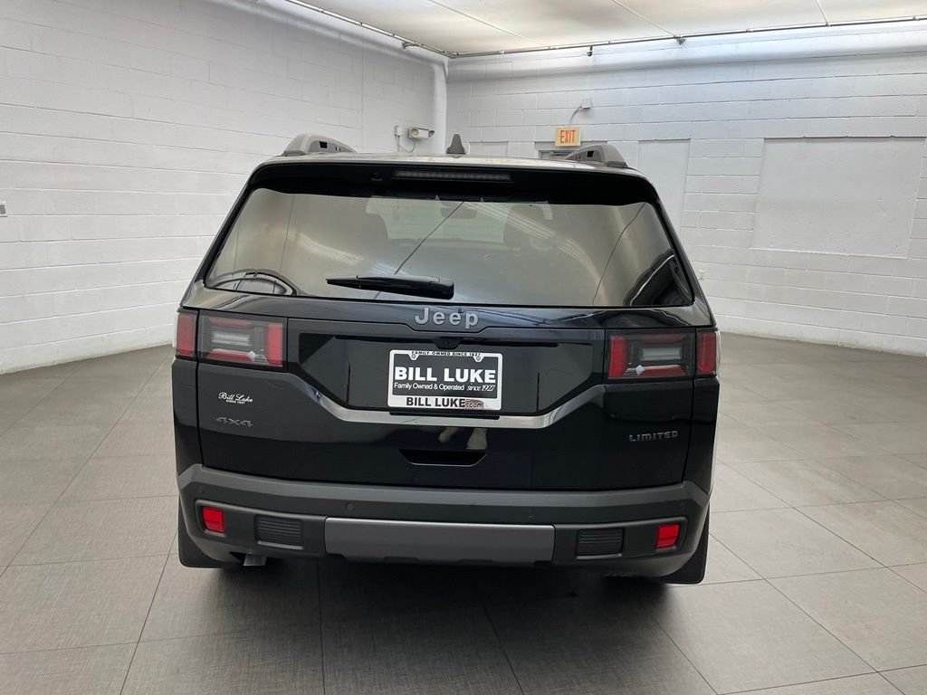 New 2026 Diamond Black Crystal Pearl-Coat Exterior Paint Jeep Limited image 4