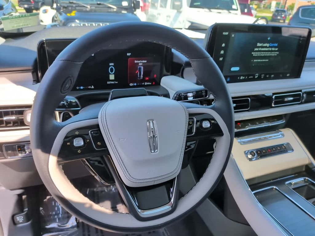 Used 2025 White Lincoln Reserve image 26