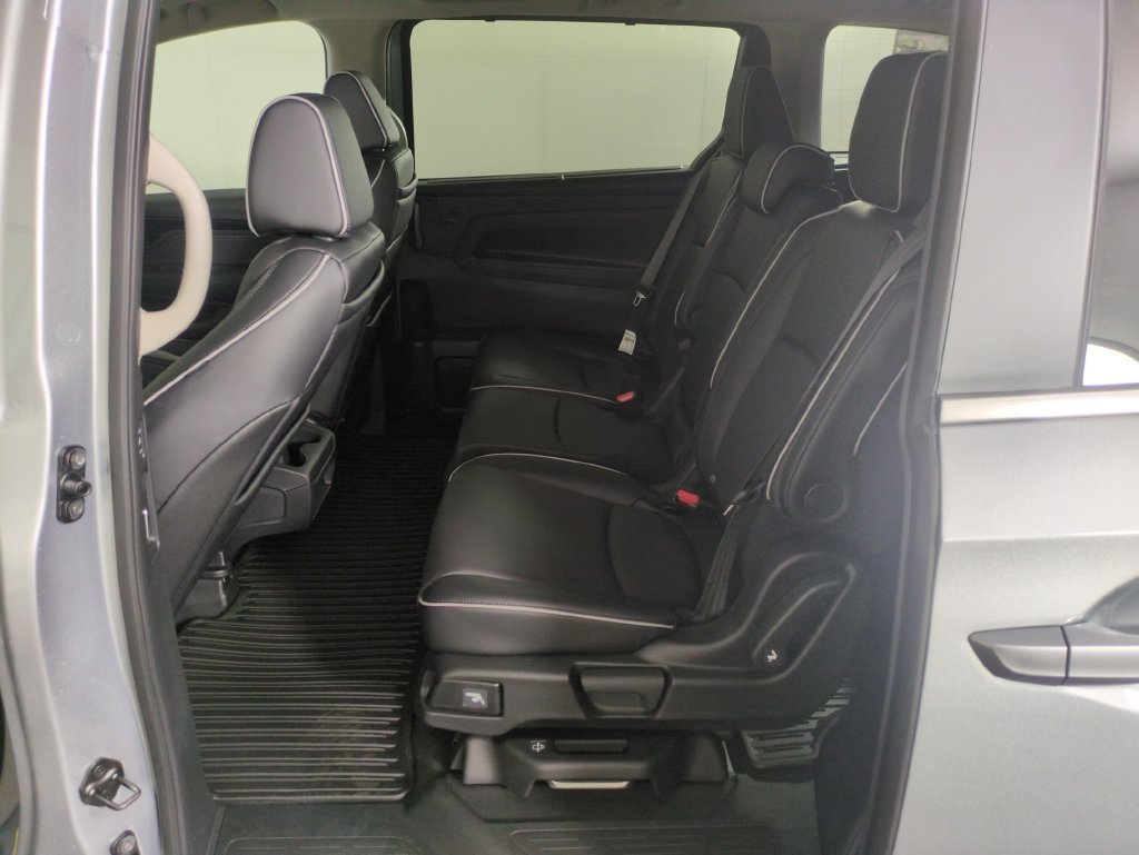 New 2027 Solar Silver Metallic Honda Touring image 28