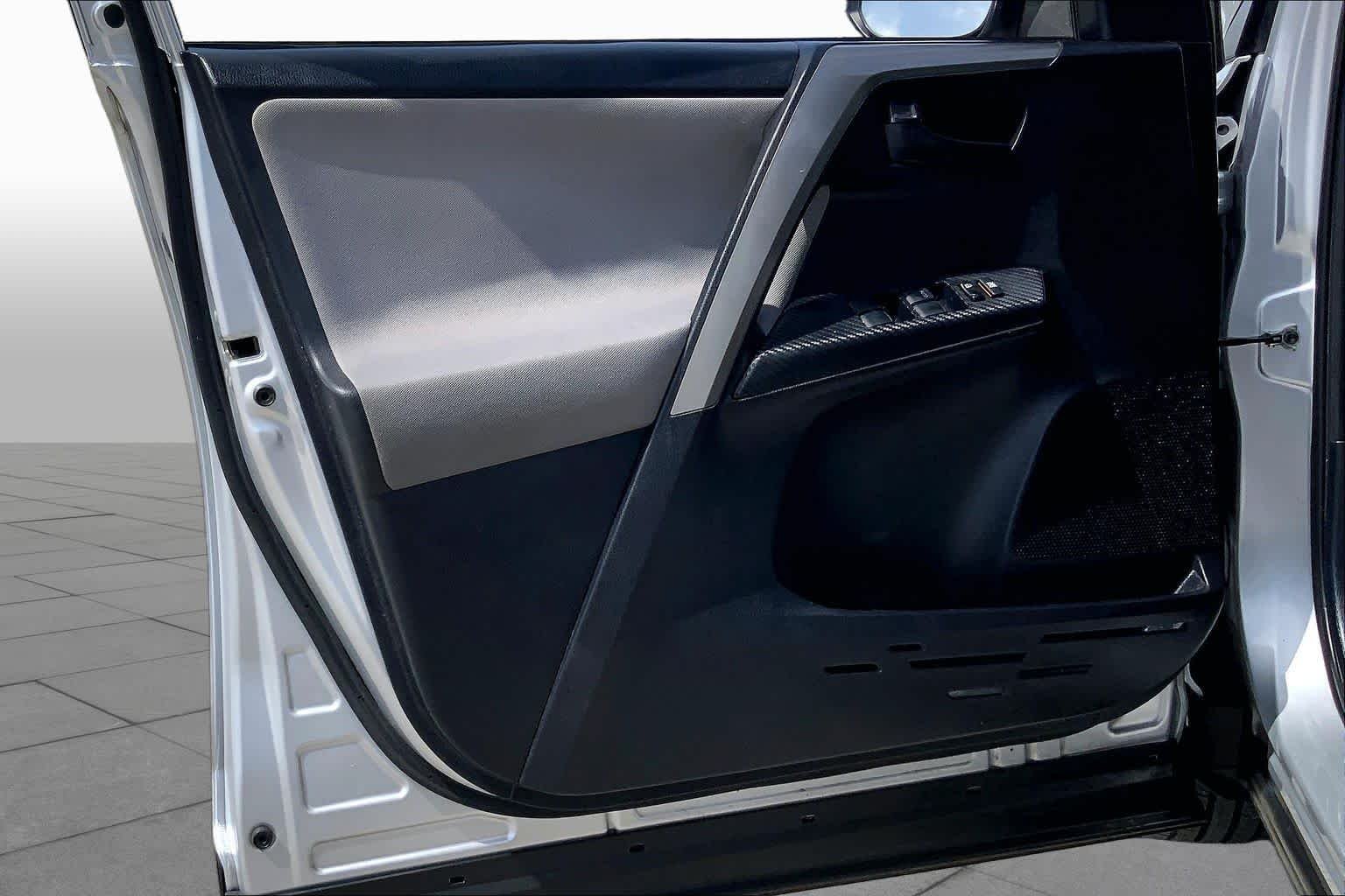 Used 2015 Classic Silver Metallic Toyota LE image 21