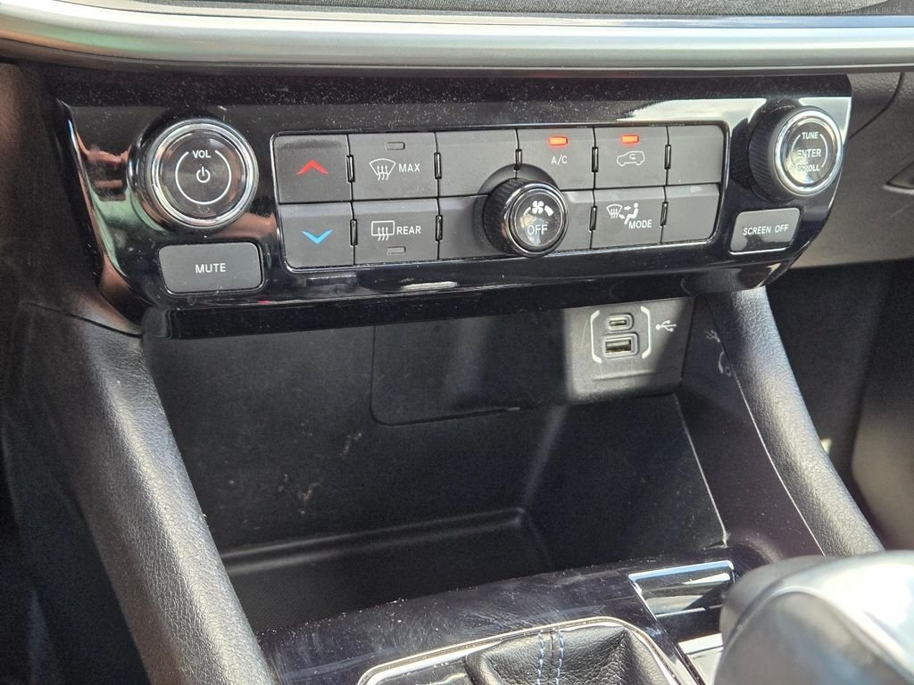 Used 2022 Silver Jeep Latitude image 28