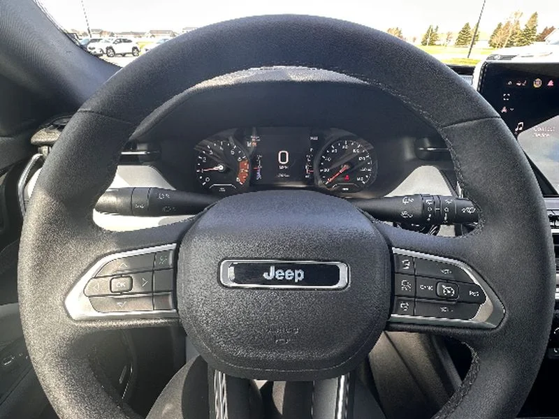 Used 2024 Diamond Black Crystal Pearlcoat Jeep Limited image 15
