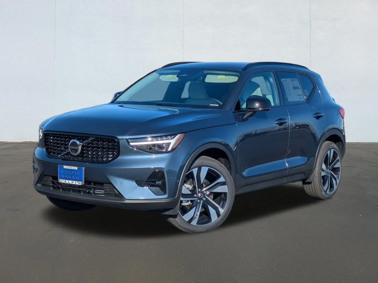 2026 Volvo XC40 B5 Ultra Dark AWD's photo