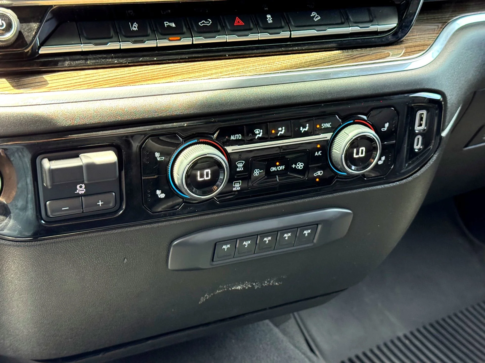 Used 2024 Iridescent Pearl Tricoat Chevrolet LT image 26