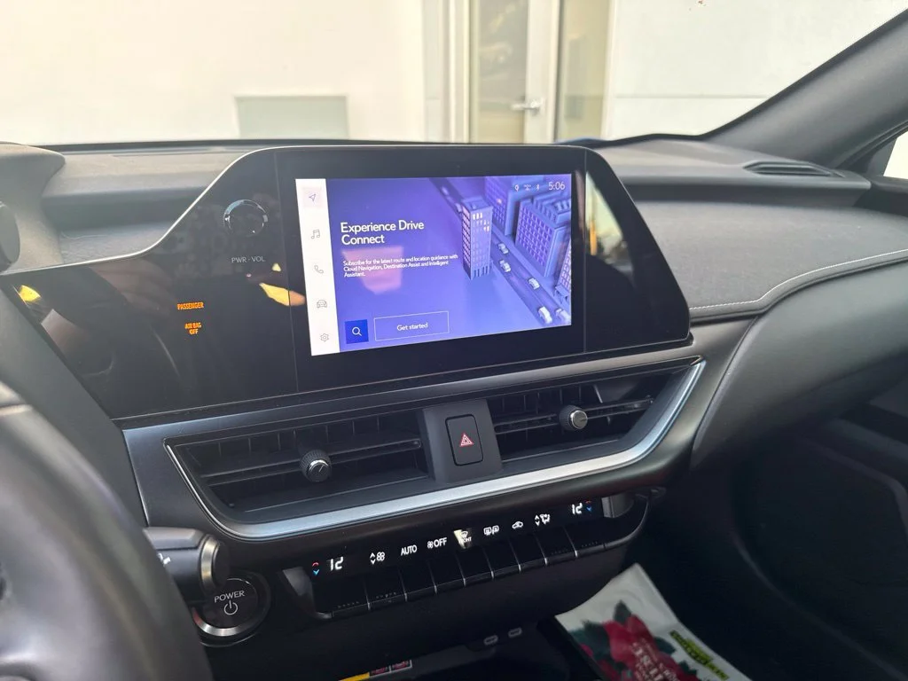 Used 2024  Lexus 250h Premium image 3
