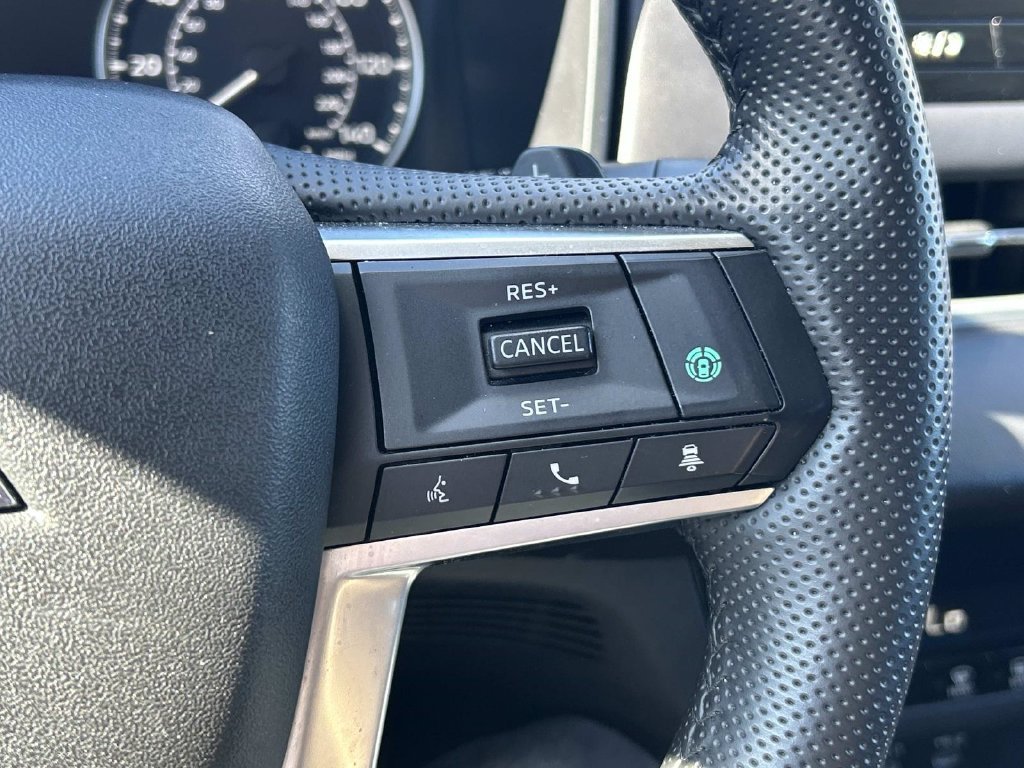 Used 2025 Silver Mitsubishi SE image 23