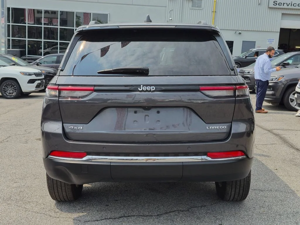 Used 2023 Gray Jeep Laredo image 7