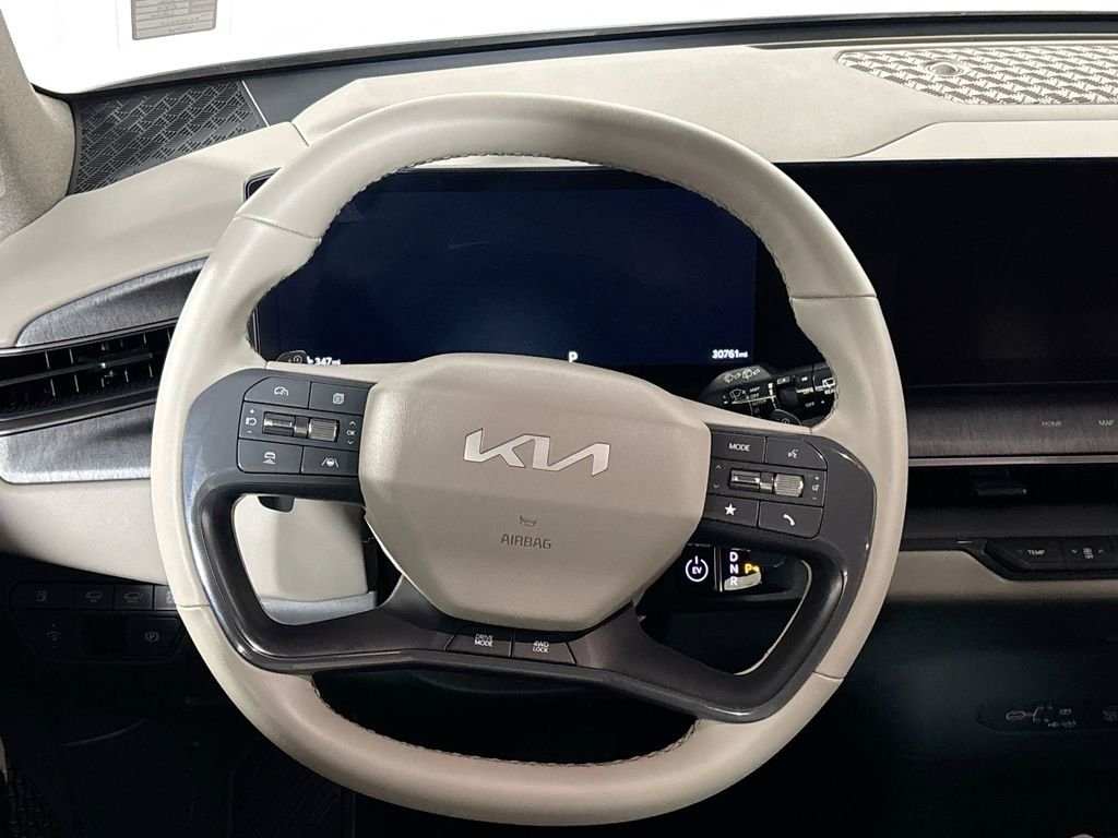 Used 2024 White Kia Wind image 13