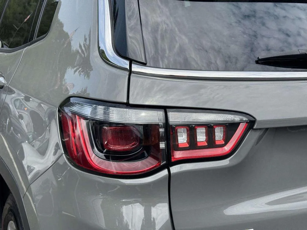 Used 2024 Sting-Gray Clearcoat Jeep Latitude 4x4 image 10