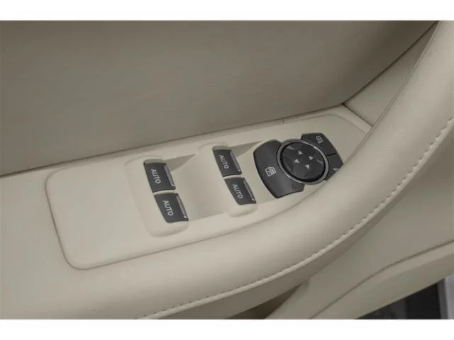 Used 2015 White Platinum Clearcoat Metallic Lincoln Base image 20