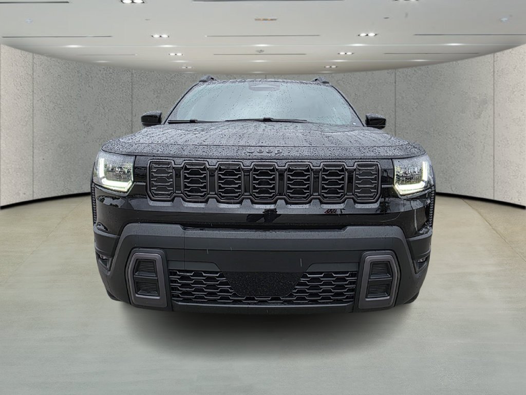 New 2026 Diamond Black Crystal Pearl-Coat Exterior Paint Jeep Laredo image 2