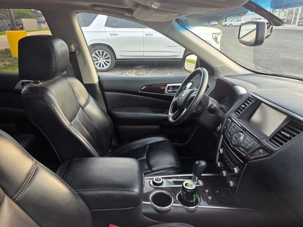 Used 2016 Gun Metallic Nissan Platinum image 5
