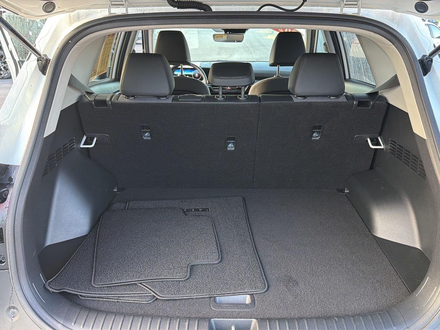 Used 2024 Snow White Pearl Kia S image 32