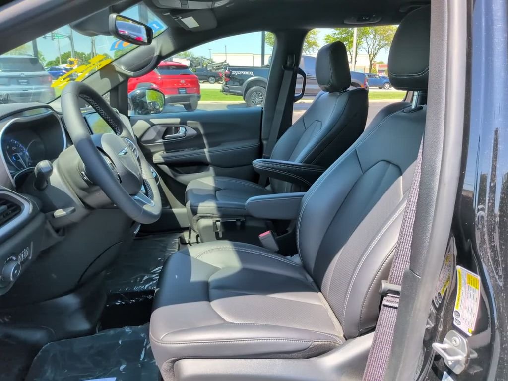 Used 2025 Black Chrysler Select image 20