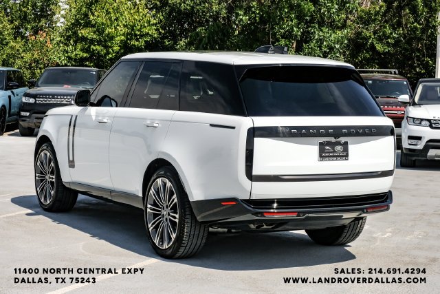 Used 2024  Land Rover SE image 8