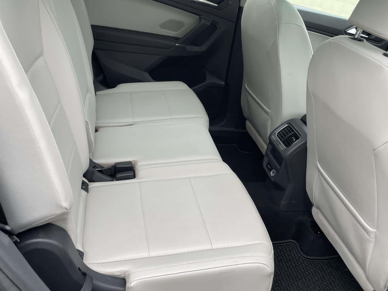 Used 2018 Deep Black Pearl Metallic Volkswagen SE image 19